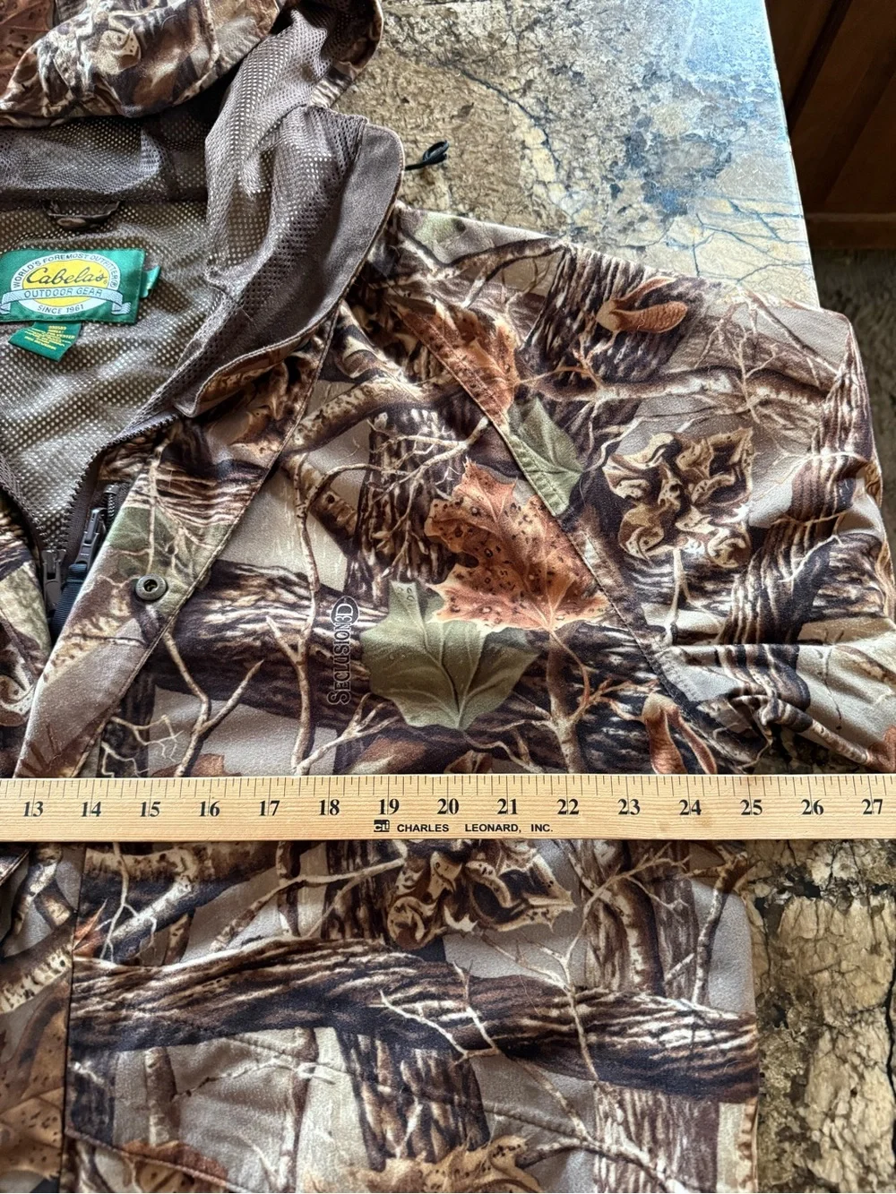 Cabela’s Men’s Large Gore-Tex Hunting Jacket Seclusion 3D Camoflauge Hunting.